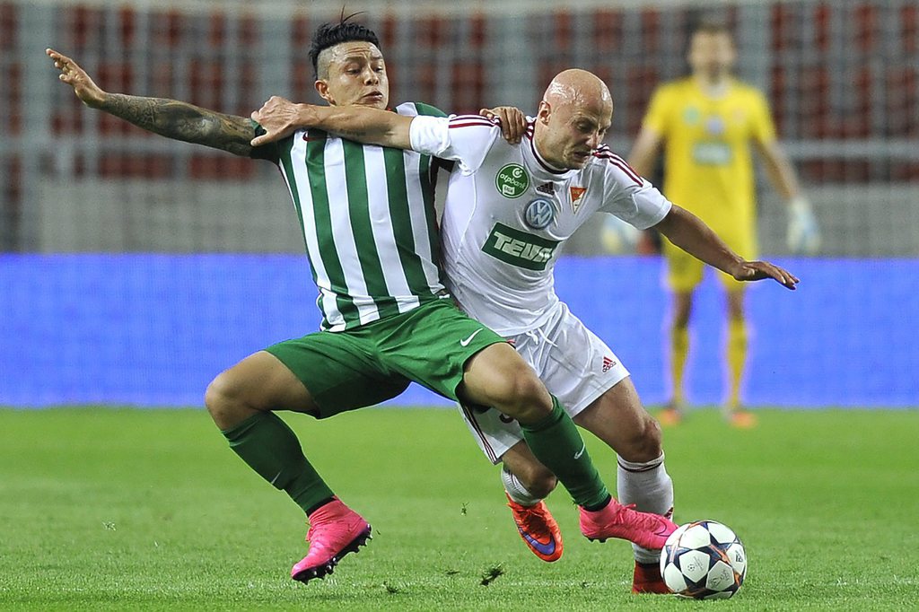 Cristian Ramirez, a Ferencváros és Varga József, a Debrecen játékosa MTI Fotó: Czeglédi Zsolt
