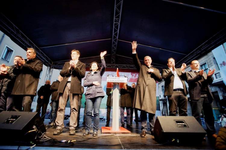 A színpadon teljes az egység: Ujhelyi István, az MSZP európai parlamenti képviselője, Molnár Gyula, az MSZP elnöke, Karácsony Gergely, a Párbeszéd Magyarországért társelnöke, Kunhalmi Ágnes, az MSZP budapesti elnöke, Gyurcsány Ferenc, a DK elnöke, Vajda Zoltán, az Új Magyar Köztársaság Egyesület ügyvivője és Székely Sándor, a Szolidaritás elnöke a baloldali ellenzéki pártok kormányellenes tüntetésén a Blaha Lujza téren 2016. október 23-án - Fotó: MTI/Balogh Zoltán
