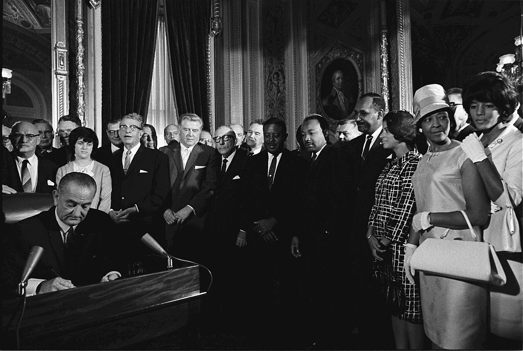 Lyndon Johnson aláírja a választásokat szabályozó törvényt 1965-ben | Forrás: Wikipédia