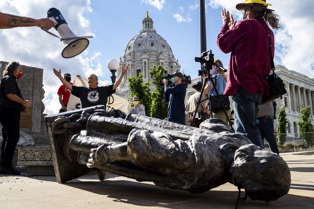 Kolumbusz Kristóf ledöntött szobra hever a Minnesota állmbeli Saint Paul város főterén | Forrás: MTI