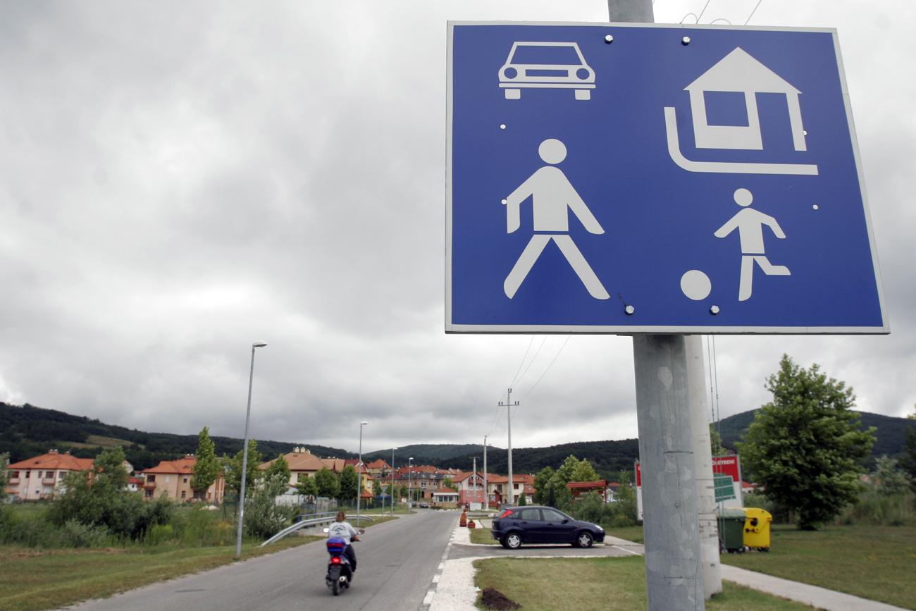 Napi kétszer kell hozni-vinni a gyereket, a KLIK-től mégsem kaptak támogatást