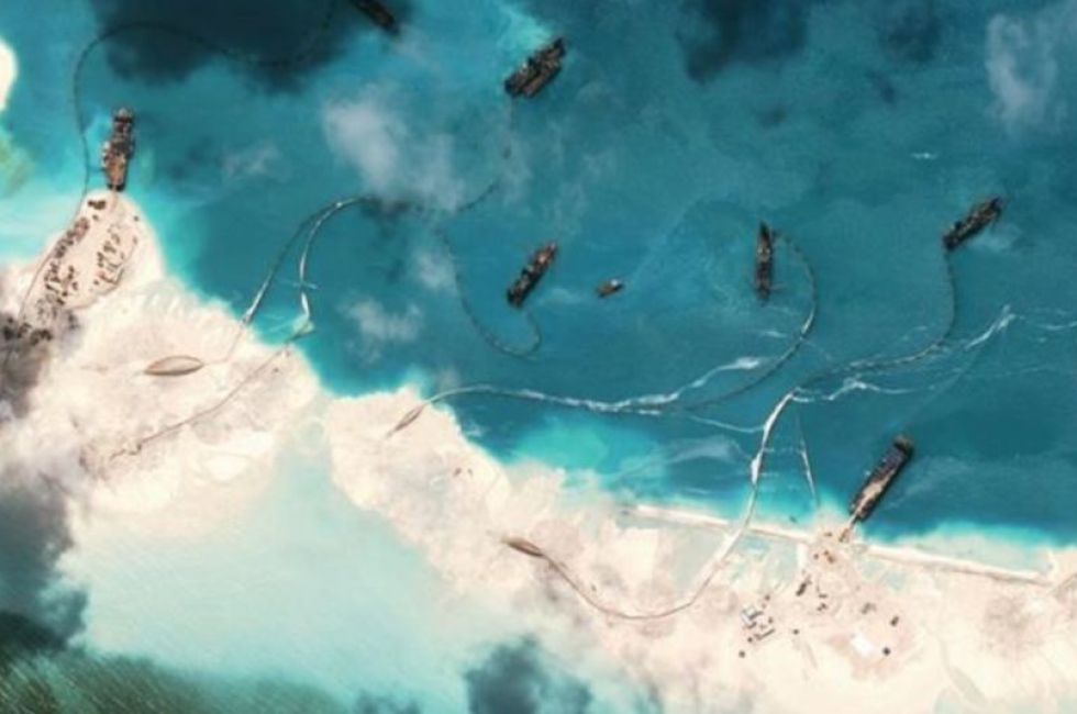 Kína a szigetek feltöltésével betonozza be katonai pozícióját a Dél-kínai-tengeren