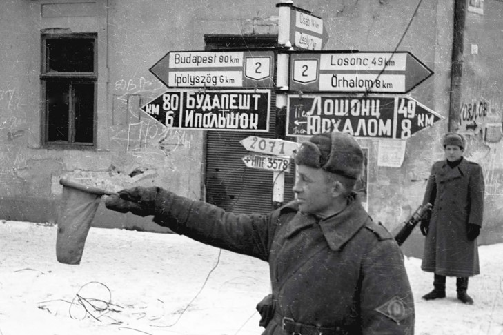 Budapest ospoma, nyilas, szovjet, szovjet katonák tartanak Budapest felé
